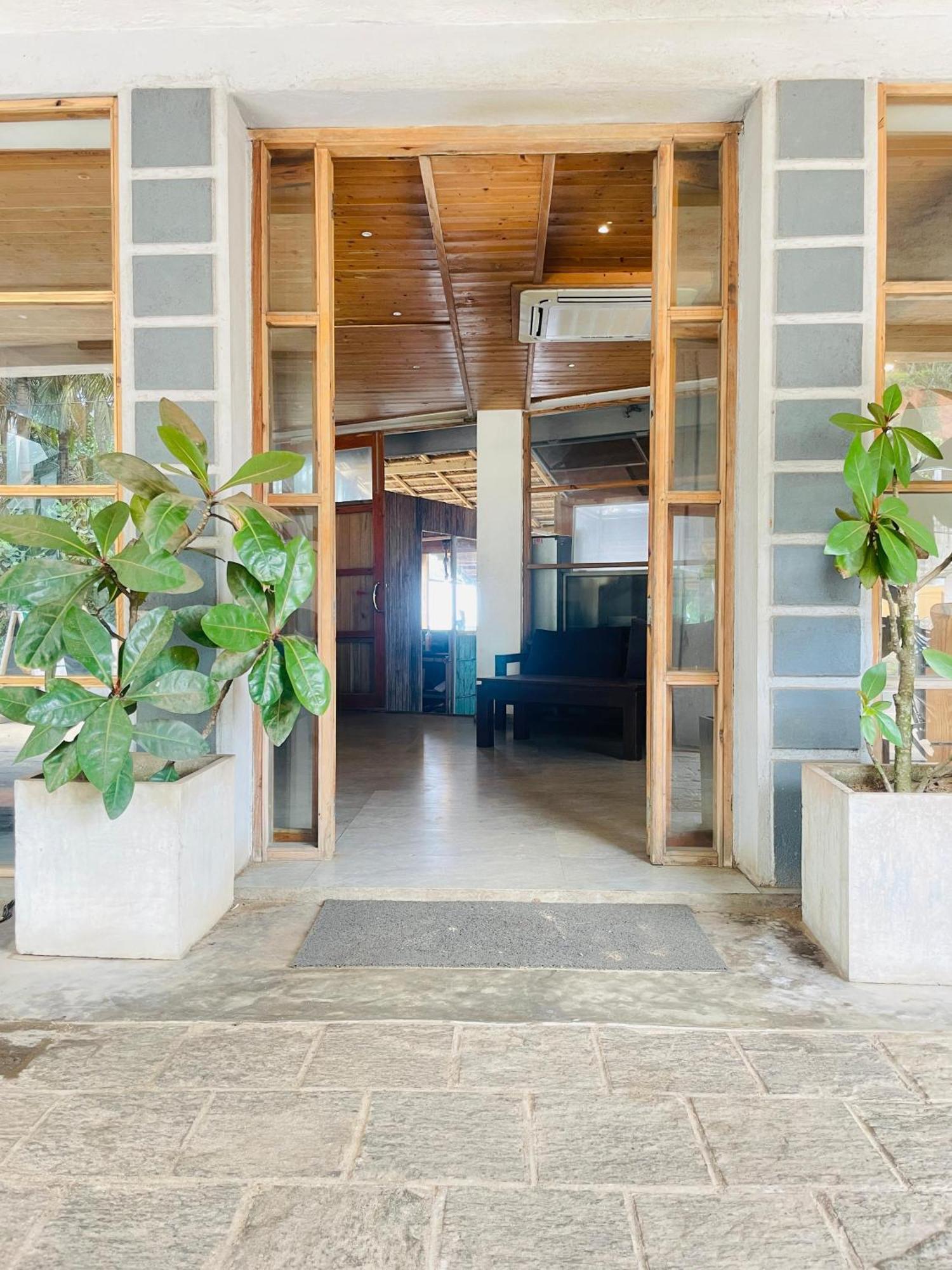 Suncoast Beach Hotel Mirissa Esterno foto